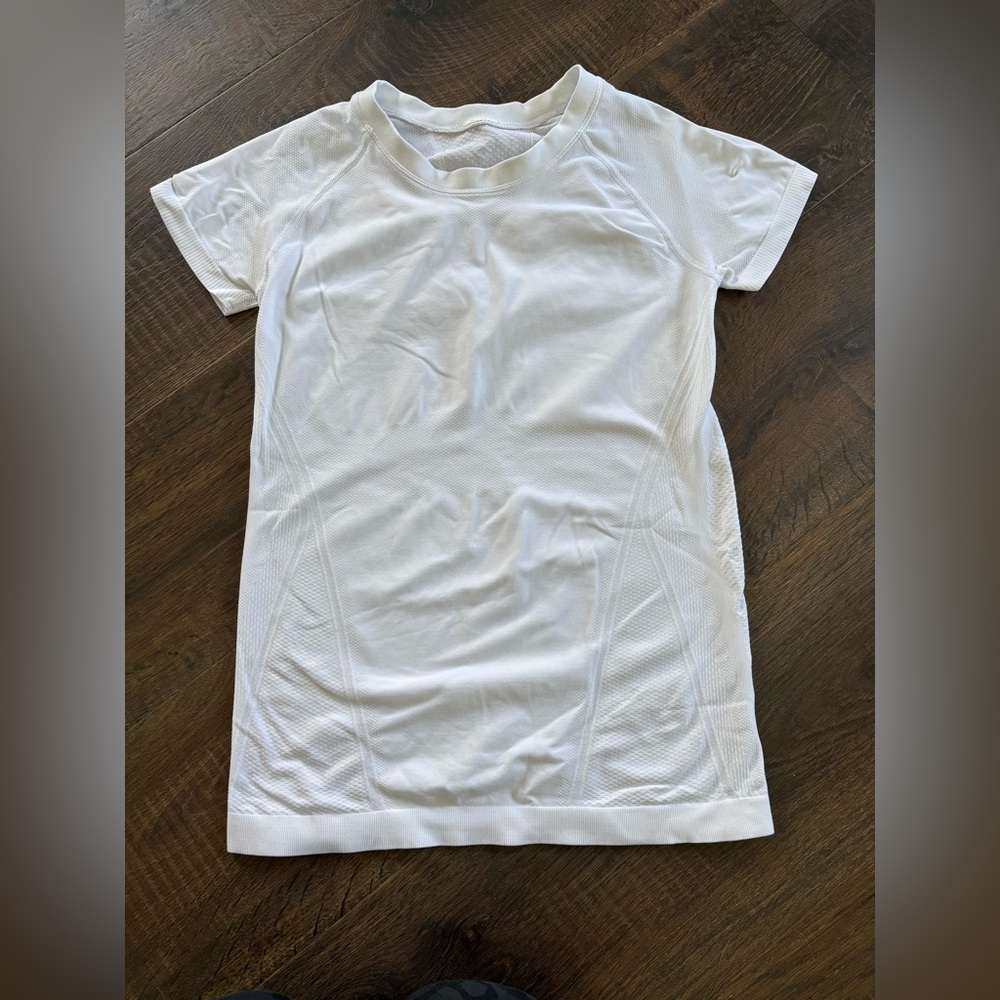Athleta Momentum Seemless Tee - size S - retails $59